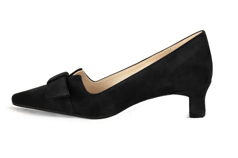 Matt black women's dress pumps, with a knot on the front. Tapered toe. Low kitten heels. Profile view - Florence KOOIJMAN